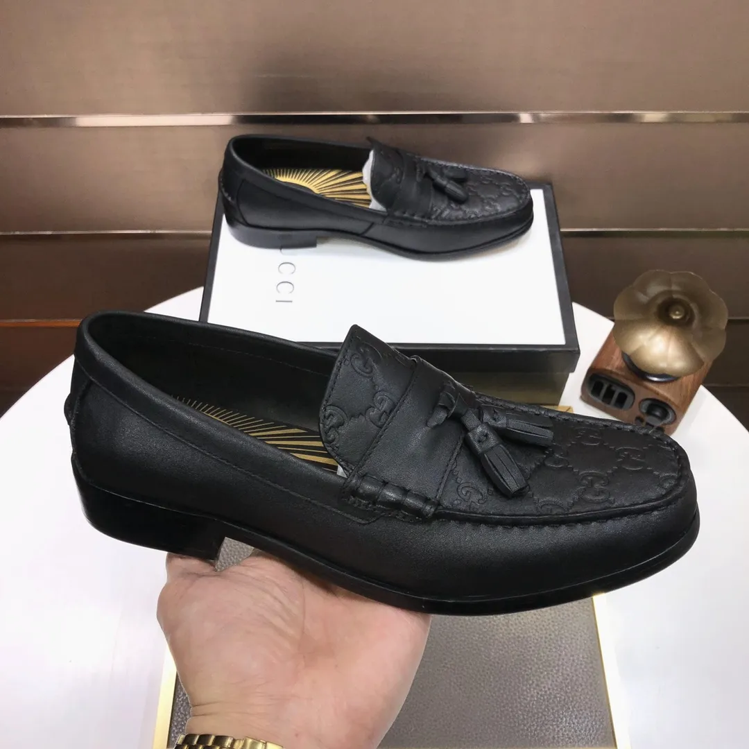 Factory batch 580💰Italy’s top luxury men’s shoe giant (GUCCI) (Gucci) (full cowhide lining) new arrival🍃Original European style🔰 Pleasant to the eye😍In order to make the shoes more durable and non-deformable🌀The production continues to follow traditional methods but there is still no lack of innovation💪Select original cowhide for the leather♻️Smooth, natural and extra bright⭐Made of imported cowhide The rich man’s first choice 38-45 (45 customized)